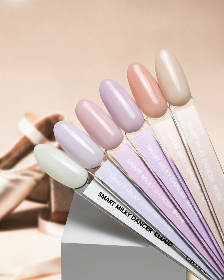 Unhas tips minimalistas pintadas com verniz gel com as cores da coleção milky dancers