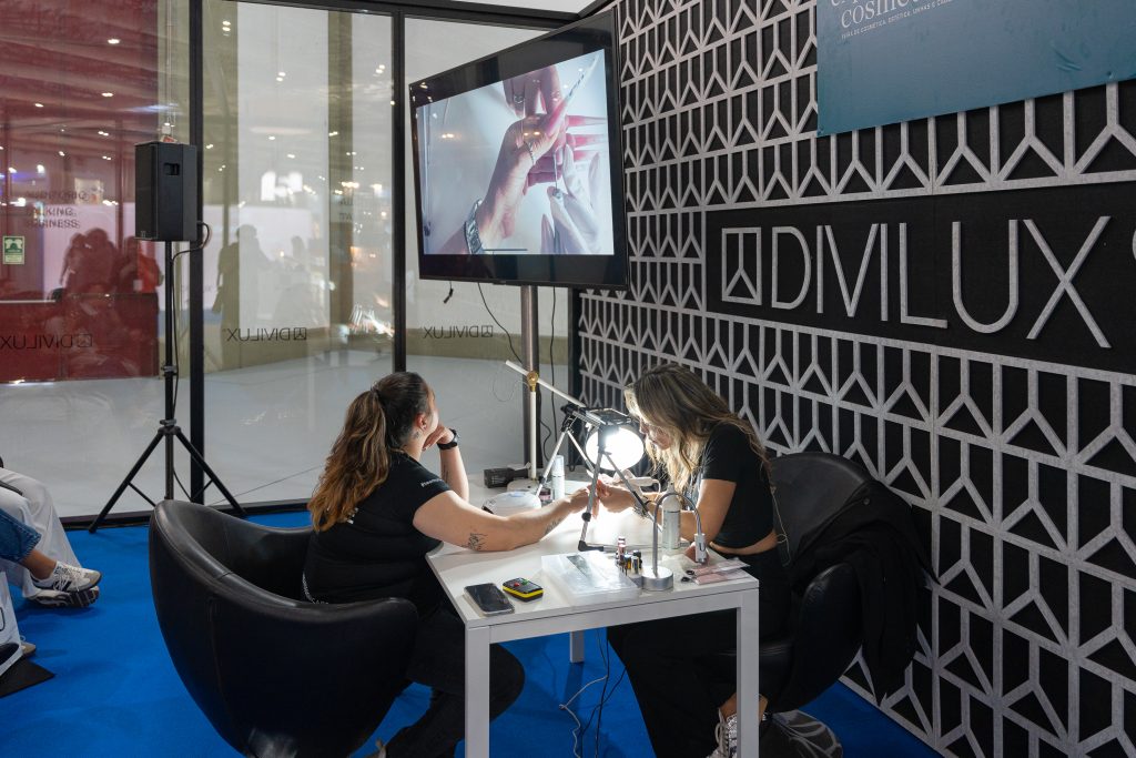 Alexandra Duarte a demonstrar a formação dos moldes f1 sandwich