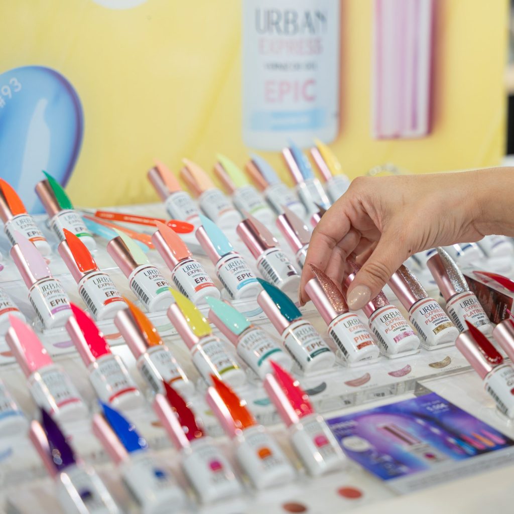 Expositor com os produtos da coleção Epic Urban Design Care