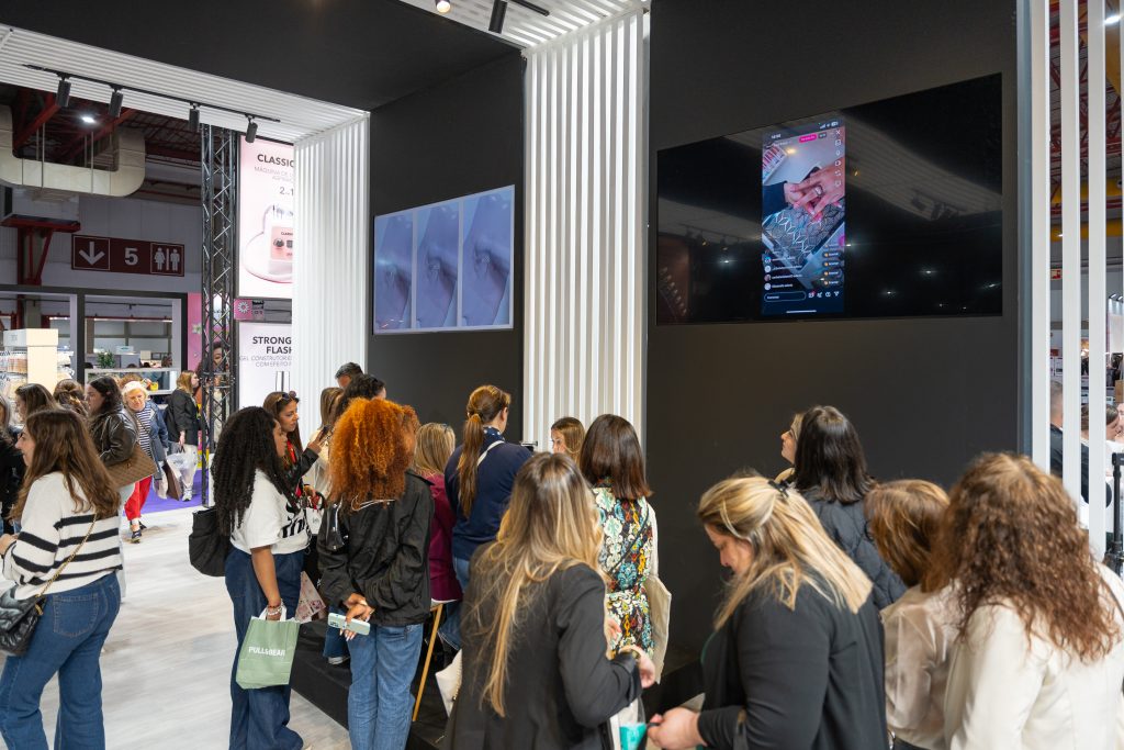 Televisor onde se podia ver as demonstrações ao vivo da Urban Design Care sobre técnicas nail art na Urban Design Care