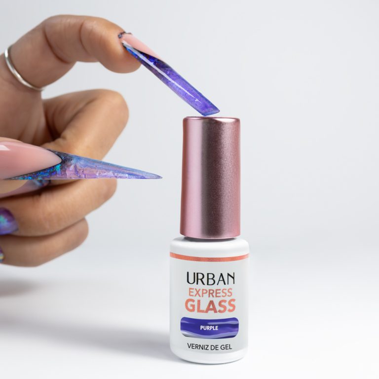Mão com glass nail look a tocar no frasco do Express Glass Purple