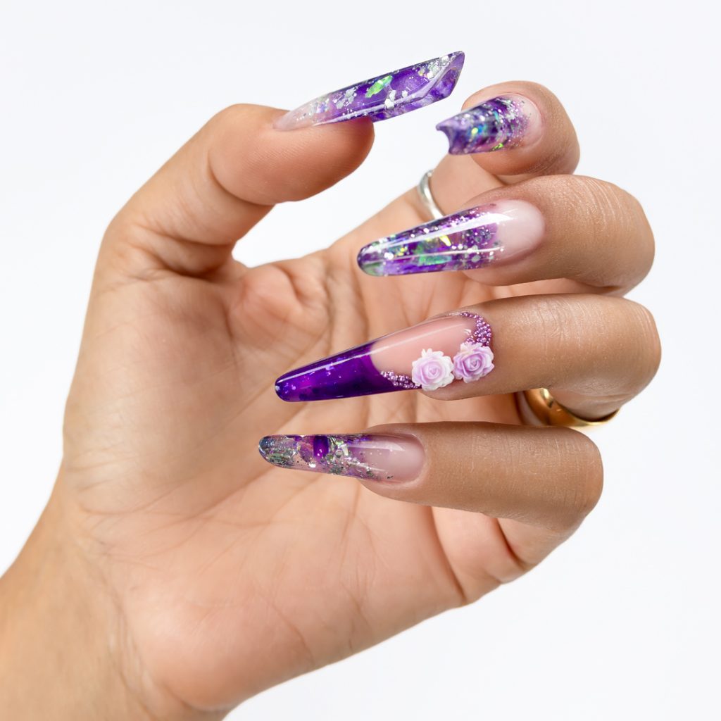 Nail look glass nails com tons roxos da coleção vitral da Urban Design Care