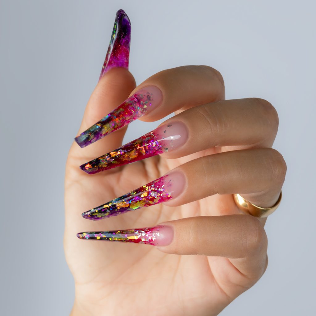 Nail look glass nails com tons rosa e roxos da coleção vitral da Urban Design Care